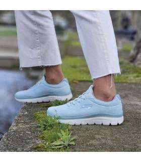 mujer posando con las zapatillas verdes de Skechers puestas