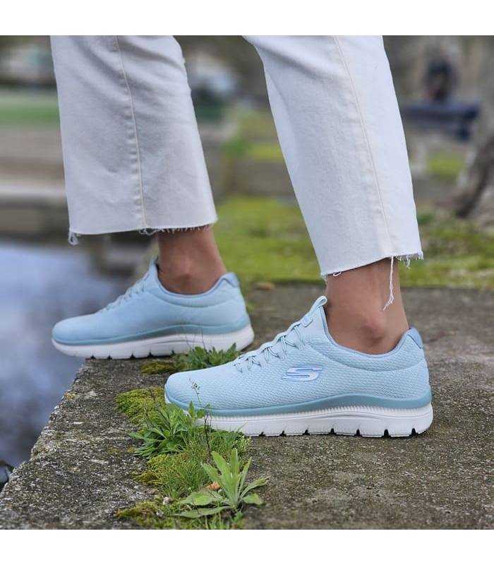 mujer posando con las zapatillas verdes de Skechers puestas