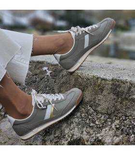 mujer posando con las zapatillas kaki de Xti puestas