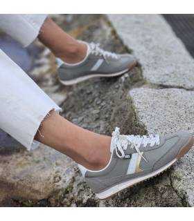 zapatillas kaki puestas de Xti para verano estilo casual