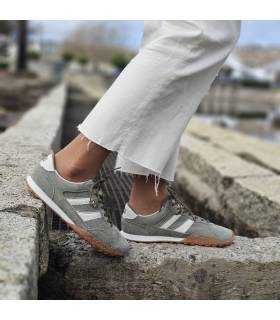 modelo posando con las zapatillas casual de verano verdes de Xti puestas