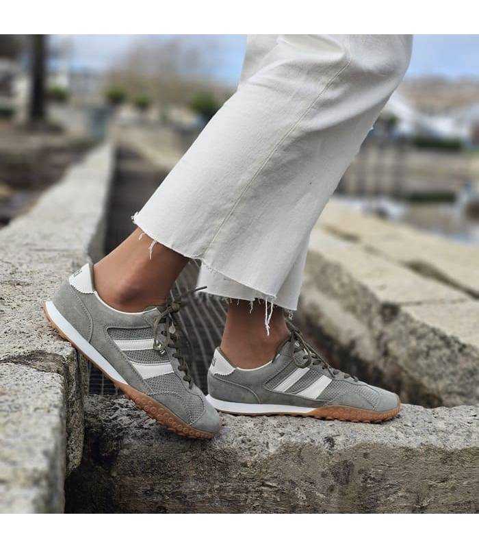 modelo posando con las zapatillas casual de verano verdes de Xti puestas