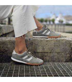 zapatillas kaki puestas fabricadas por Xti para el verano