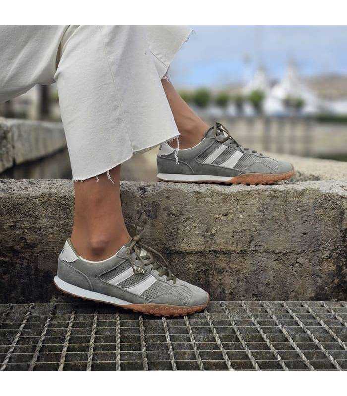 zapatillas kaki puestas fabricadas por Xti para el verano