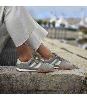 zapatillas deportivas mujer xti puestas combinadas con pantalon beige