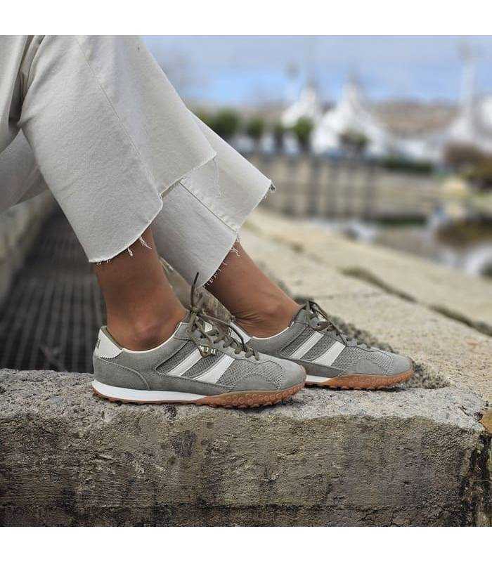 zapatillas deportivas mujer xti puestas combinadas con pantalon beige