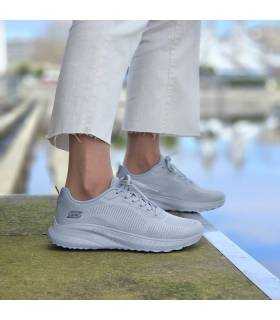 zapatillas con plantilla memory foam grises de Skechers puestas