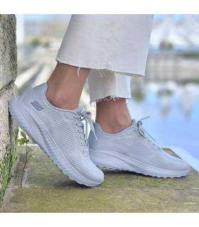 modelo con las zapatillas grises Bobs Squada de Skechers  puestas