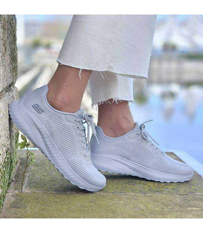 modelo con las zapatillas grises Bobs Squada de Skechers  puestas