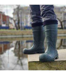 hombre posando con las botas de agua con calcetin termico puestas