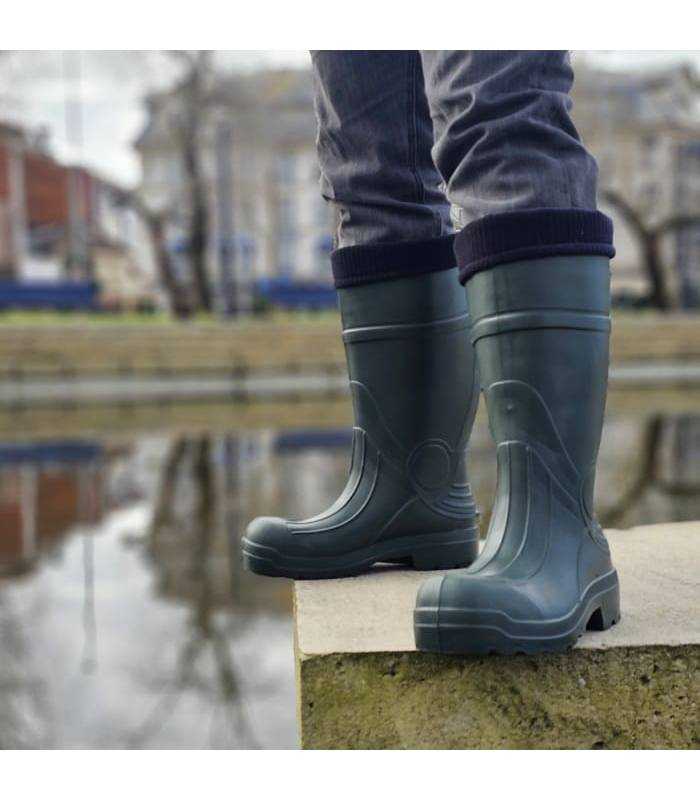 hombre posando con las botas de agua con calcetin termico puestas