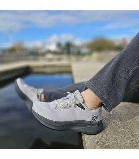 zapatillas deportivas hombre verano de Jhayber puestas con pantalon gris