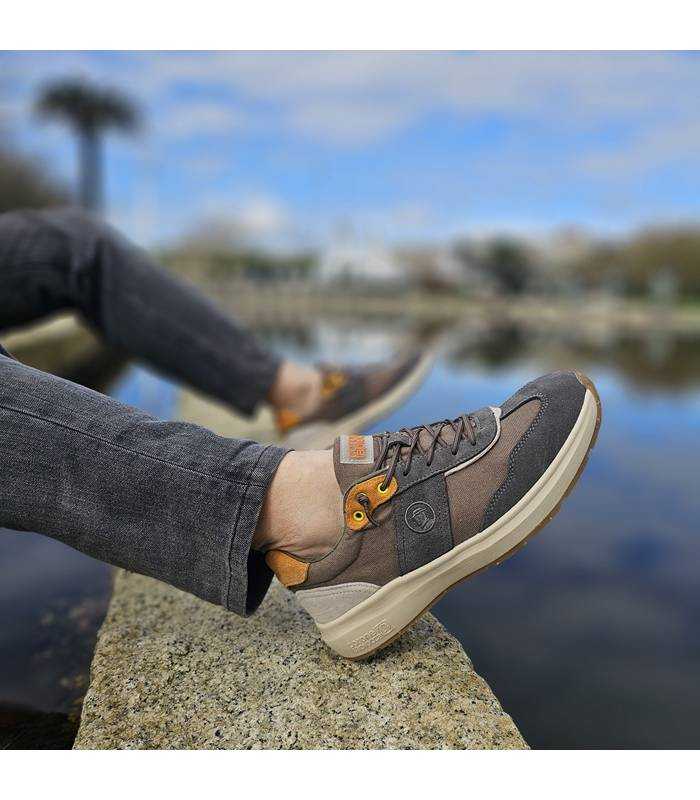 zapatillas con cordones elastcios de hombre para verano del Coronel tapioca puestas