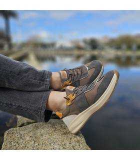 hobre posando con las Zapatillas Coronel Tapiocca hombre verano puestas