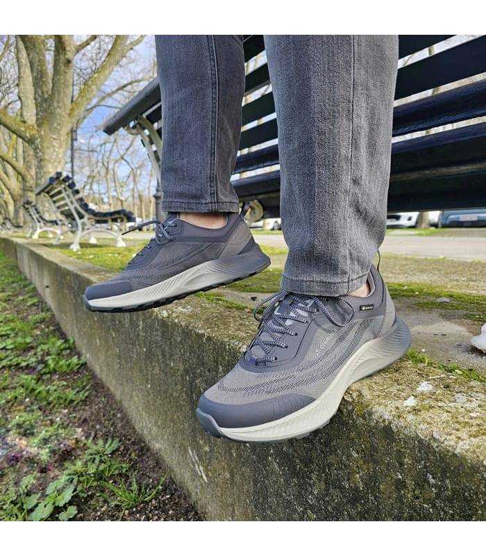 hombre posando con las zapatillas con gortex modelo Avila puestas