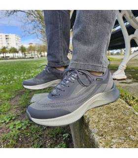 zapatillas deportivas modelo Avila impermeables de Chiruca puestas