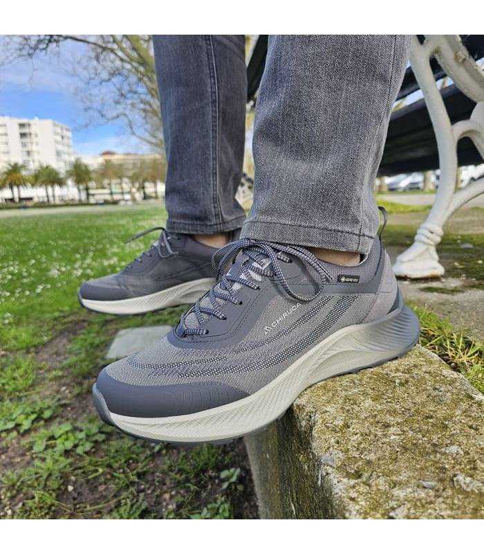 zapatillas deportivas modelo Avila impermeables de Chiruca puestas