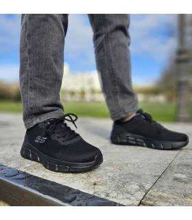 zapatillas negras con plantillas memory foam pùestas