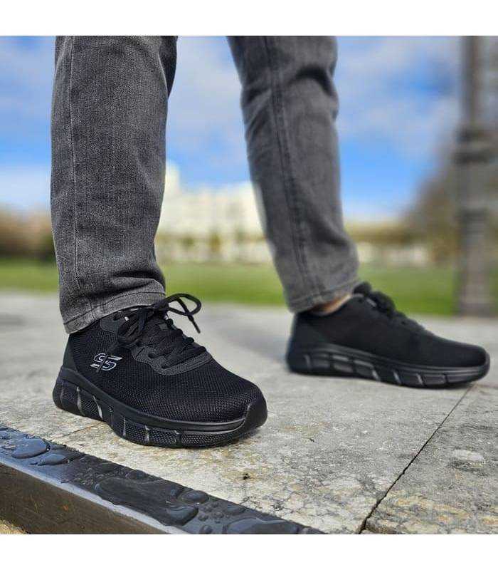 zapatillas negras con plantillas memory foam pùestas
