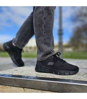 zapatillas comodas de Skechers negras para hombre puestas