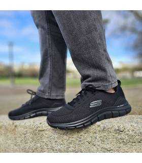 zapatillas ligeras y comodas negras de Skechers puestas