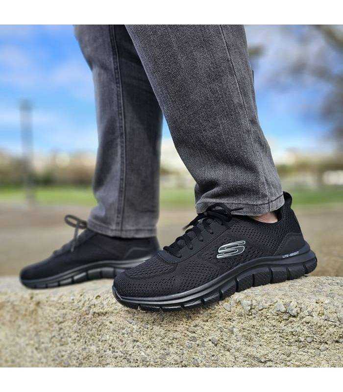 zapatillas ligeras y comodas negras de Skechers puestas