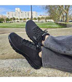 hombre posando con las zapatillas negras de Skechers Track Leshur puestas