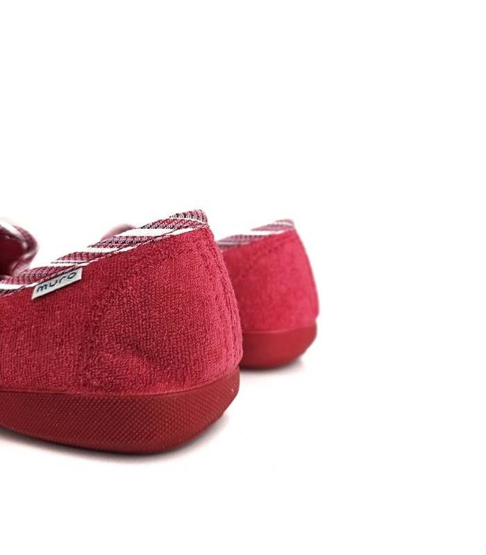 zapatilla casa cómoda verano roja vista desde atrás.