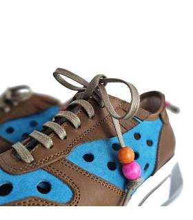 detalle de abalorios en los cordones del zapatos de mujer de NIval