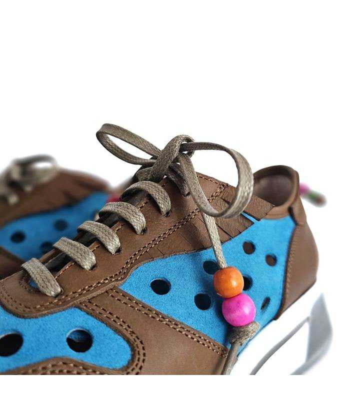 detalle de abalorios en los cordones del zapatos de mujer de NIval
