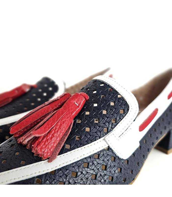 mocasines mujer tacón medio Nival, detalle de borlas rojas