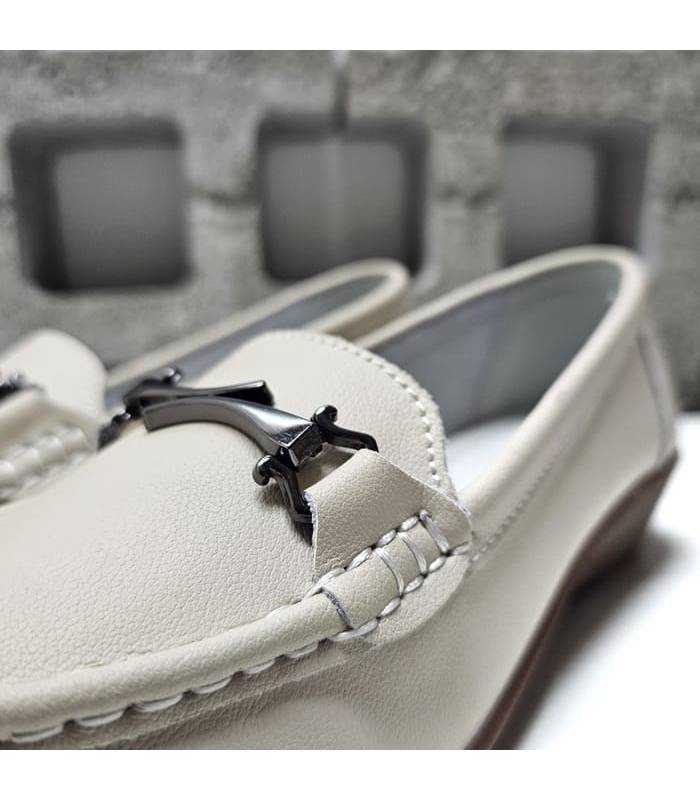 detalle hebilla mocasínes beige mujer piel Vicmart