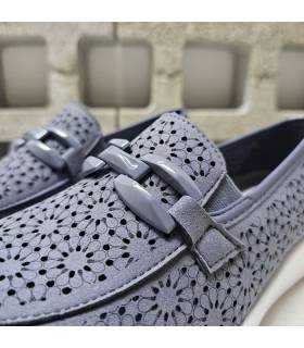 Detalle troquelado floral mocasines azules Doctor Cutillas