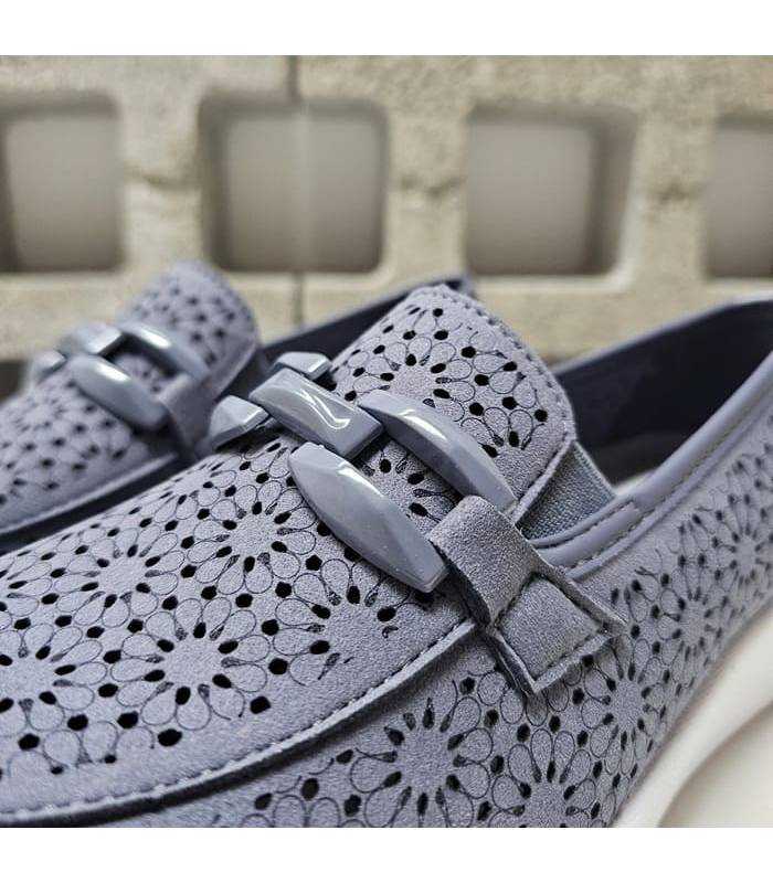 Detalle troquelado floral mocasines azules Doctor Cutillas