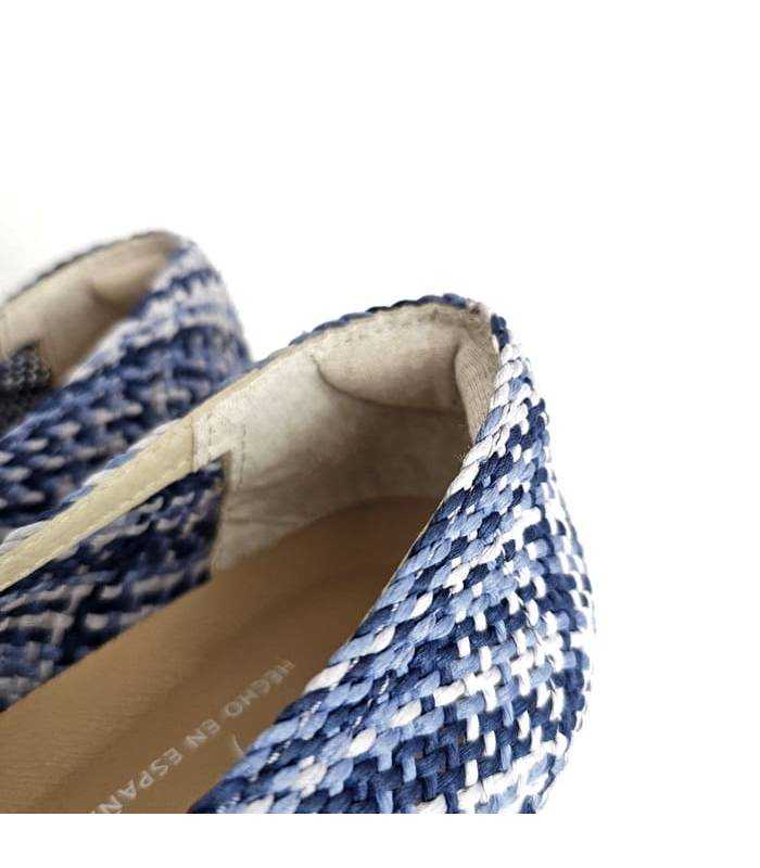 detalle del acolchado del taclon de zapatos salón mujer rejilla azul noche