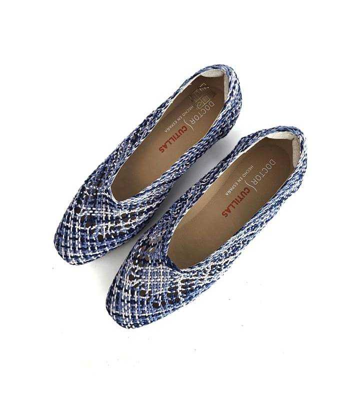 vista superior de zapatos ceremonia mujer cómodos azul