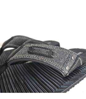 detalle plantilla acolchada chanclas Skechers hombre negras