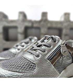 Detalle lateral zapato deportivo mujer piel plata con cremallera