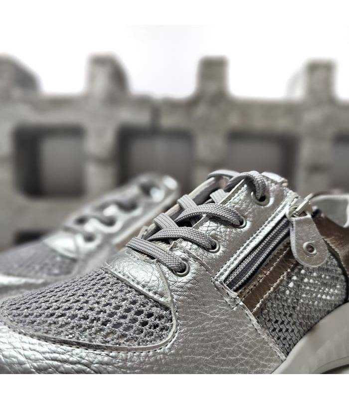 Detalle lateral zapato deportivo mujer piel plata con cremallera