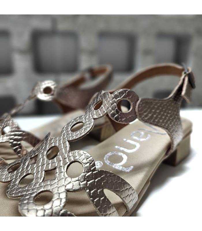 detalle sandalias piel doradas mujer