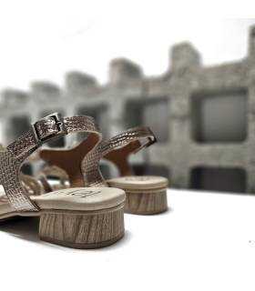sandalias doradas tacón bajo mujer, trasera