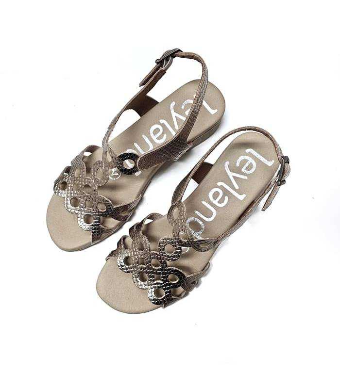sandalias doradas vista superior mujer