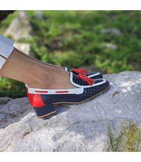mujer posando con los mocasines marineros de Nival puestos