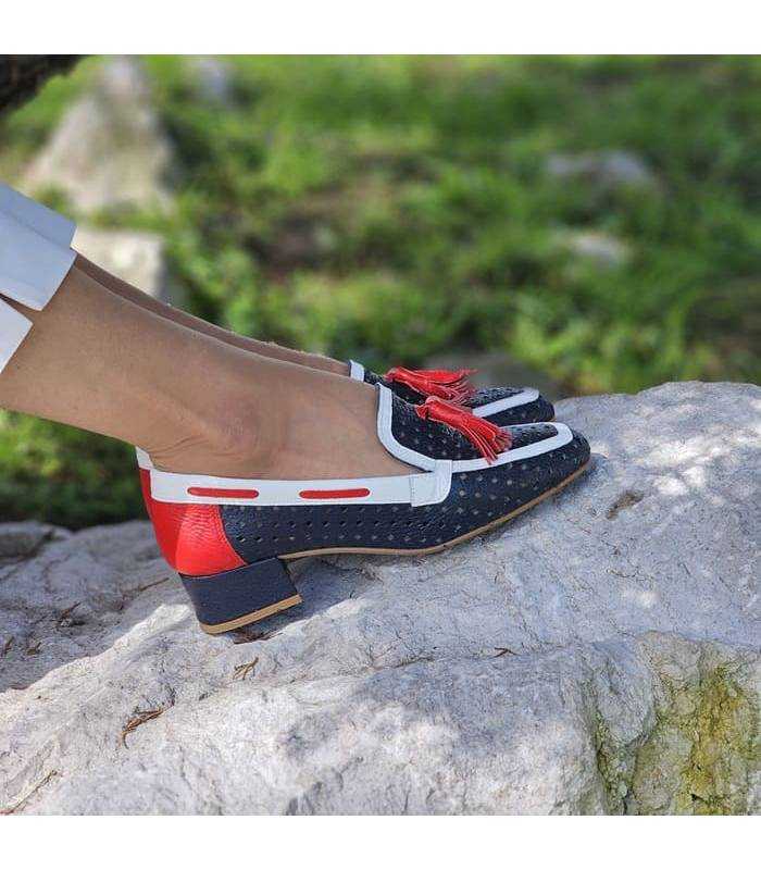 mujer posando con los mocasines marineros de Nival puestos