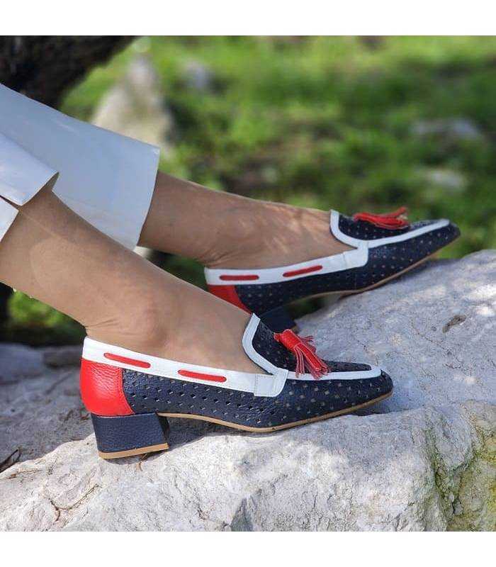 zapatos moasin con tacon azules comodos de Nival puestos