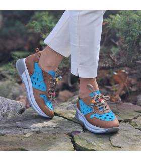 mujer posando con los zapatos comodos verano piel turquesa puestos