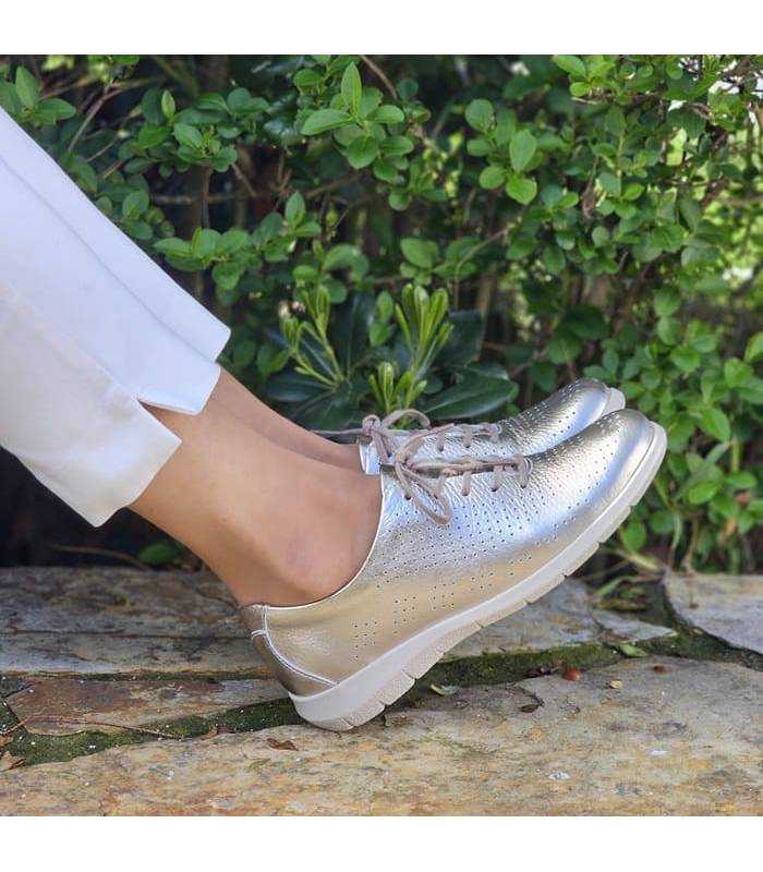 zapatos cómodos dorados mujer puestos en modelo