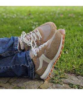 hombre con las zapatillas casuales hombre verano en el campo puestas