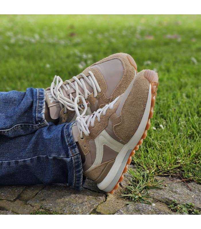 hombre con las zapatillas casuales hombre verano en el campo puestas