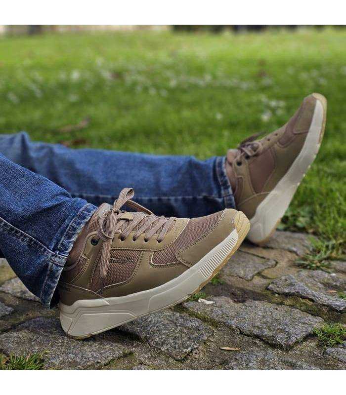 Zapatillas Jhayber verano hombre Lava beige puestas